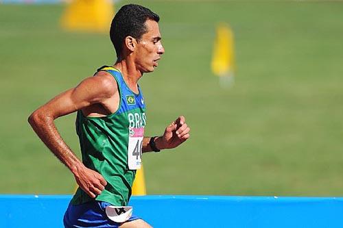 Quinto colocado na maratona olímpica em Londres, em agosto, o brasileiro Marilson Gomes dos Santos teve adiada sua viagem para os Estados Unidos, onde deverá disputar a Maratona de Nova York no próximo domingo 4 / Foto: Wagner Carmo/CBAt